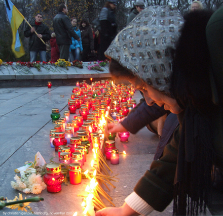 Vinnycja Gedenkfeier Ukraine Kerzen