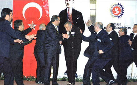 atat&uuml;rk st&uuml;rzt auf AKP