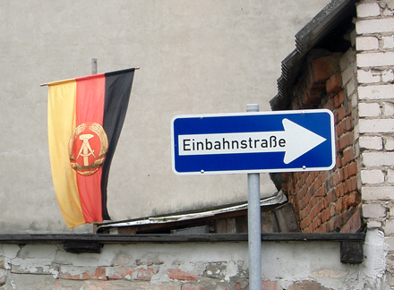 ddr_fahne_einbahn Foto: HeiFisch pixelio.de