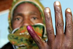 W&auml;hlerin in Simbabwe mit gef&auml;rbtem Finger