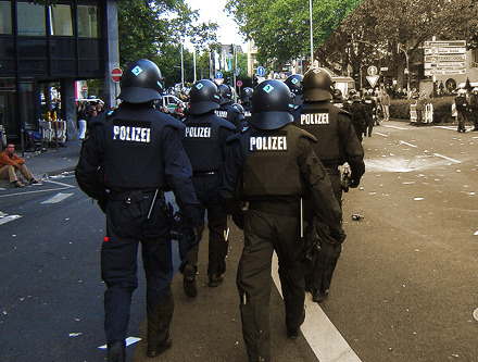 Auf dem Kölner Mühlenbach: Polizei auf dem Weg in die Vergangenheit? Foto: Christian Heinrici