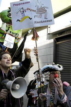 fantasievoller Protest in Köln gegen rechts typisch kölsch Foto: H-D Hey