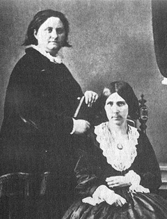Mathilde Anneke mit Freundin Mary Booth