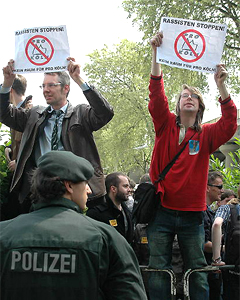 und so einige mussten vor den Absperrungen protestieren Foto: arbeiterfotografie.com