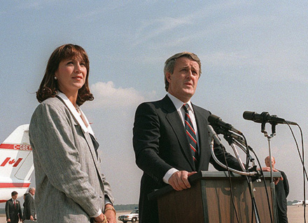 Mulroney und Eheweib 1984 &ndash; wie immer ist die Air Canada im Hintergrund