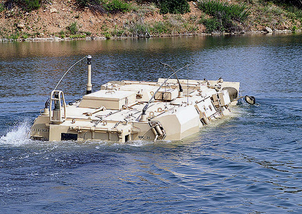 Fuchssp&uuml;rpanzer im Wasser
