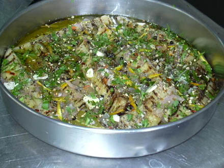 Vorbereitete Auberginen in der Marinade