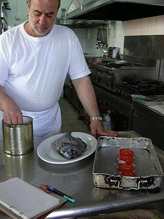Dimitri bereitet den Fisch mit Gem�se zu