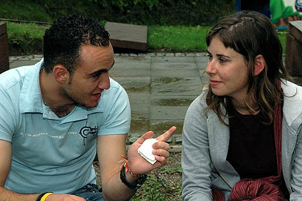 Yahya (Pal�stina) und Netha (Israel) diskutieren den Frieden