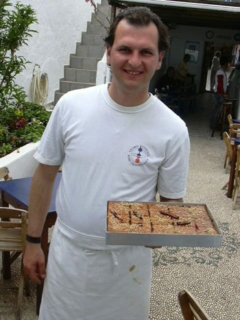 Vetter Vassilis liefert den begehrten Walnusskuchen.