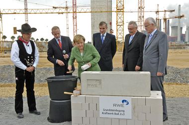 Grundsteinlegung durch Angela Merkel am 23. August, rechts au�en J�rgen R�ttgers.