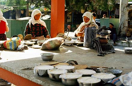 Bauersfrauen bieten auf dem Markt selbst gemachten Joghurt an
