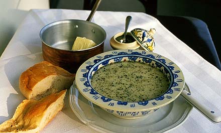 Almsuppe mit Joghurt, Reis und der w�rzenden Minze-Butter