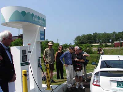 Sanders beim Betanken des ersten Hydrogen-Autos in Burlington