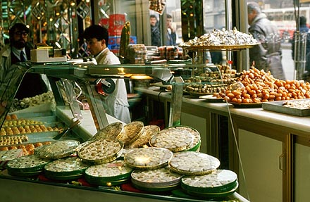 Lokum auf gro�en runden Tabletts und vielerlei Variationen von Baklava - die Qual der Wahl wird einem in der Patisserie 'Koska' nicht erspart.