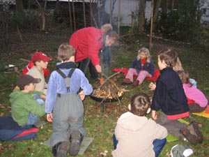 Beim Stockbrot-Backen