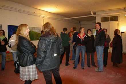 Vernissage-BesucherInnen im StadtRevue-Keller