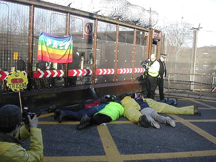 Haupttor des Atomwaffenst�tzpunktes Faslane