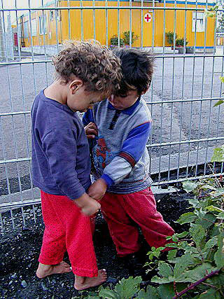 Roma-Kinder im Containerlager