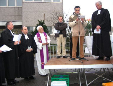 Weihnachtsfeier mit christlichen Priestern und einem Imam